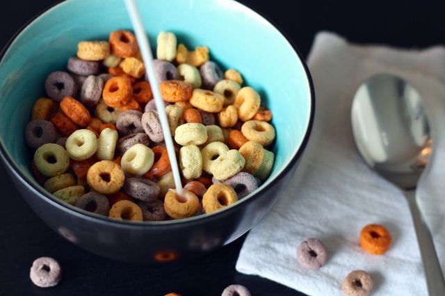 A bowl of cereal with milk